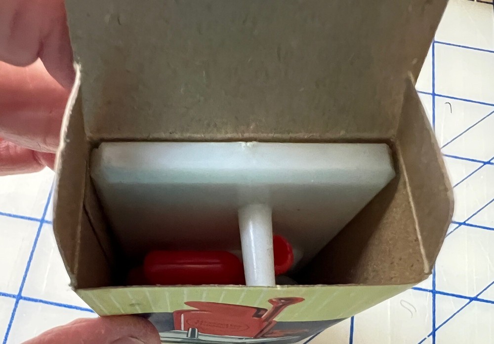 VINTAGE 1970'S AUTOMATIC NEEDLE THREADER W/ THREAD CUTTER - NEW IN BOX