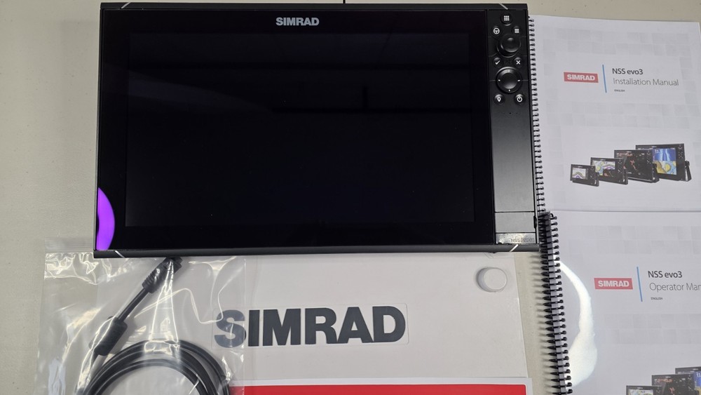 Simrad NSS16 evo3 16” MFD Chartplotter Fishfinder – Excellent Condition_