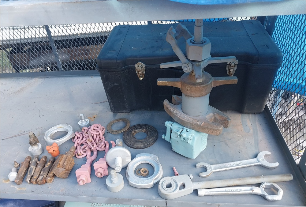 Mueller B 100 Pipe Tapping Machine With Original Metal Case, 6 Bits And Extra