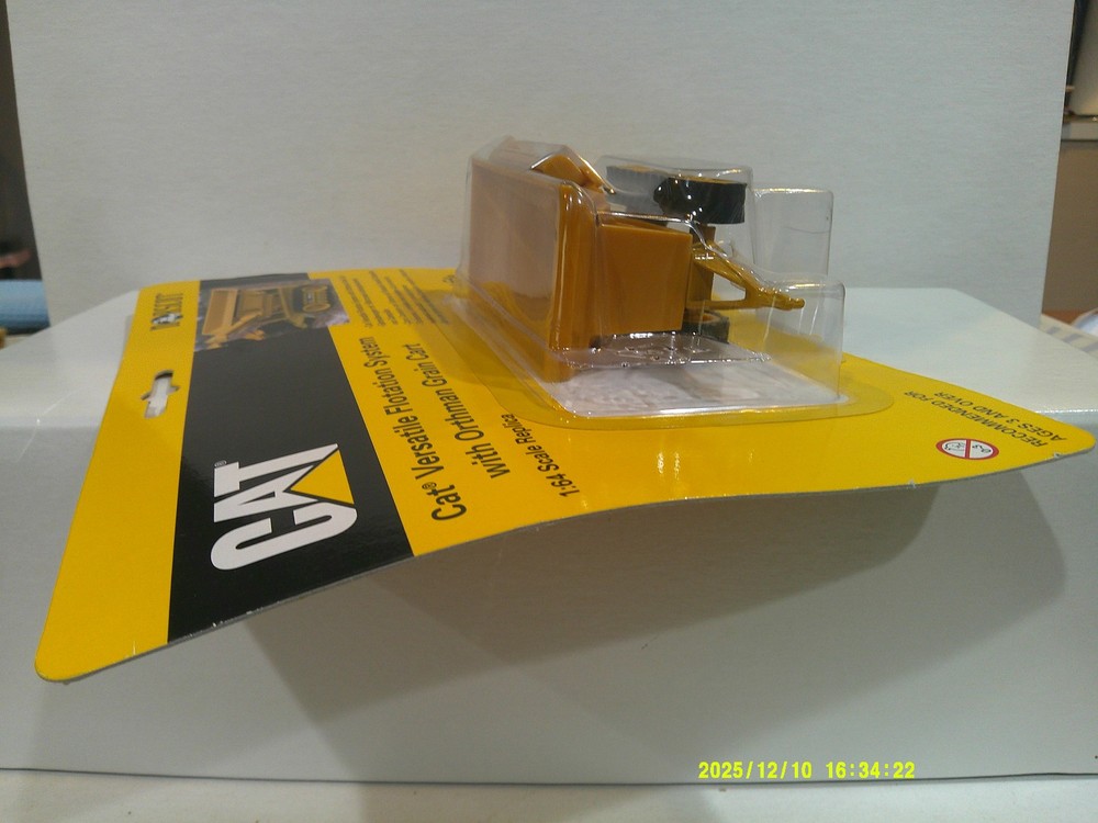 Norscot CAT Versatile Flotation System w/ Orthman Grain Cart 1:64 Scale