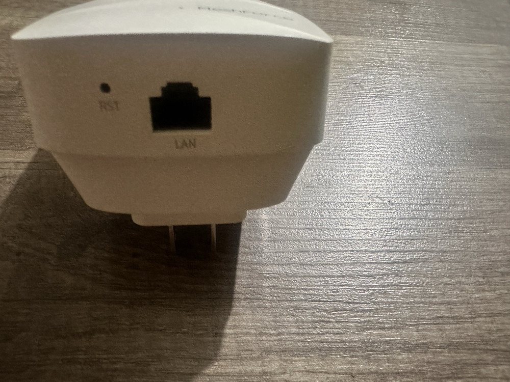 1-Pack MeshForce M3 Dot Wall Plug WiFi Extender, Works with MeshForce M1 and M3