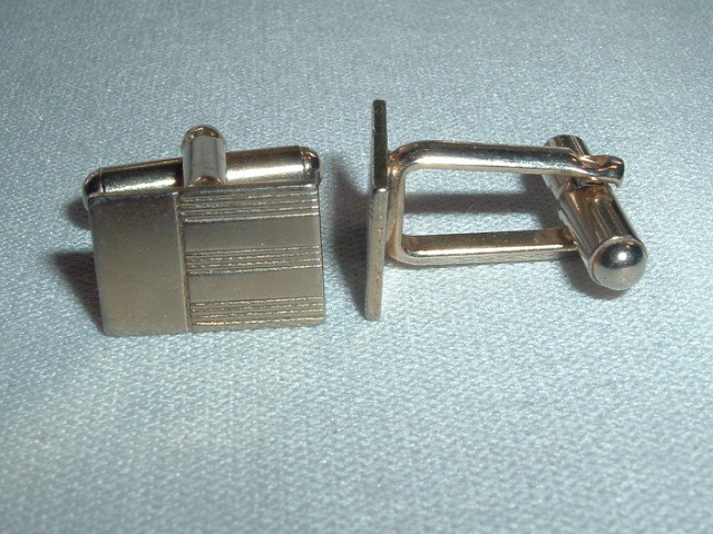 VINTAGE MENS GOLD TONE RECTANGULAR CUFF LINKS