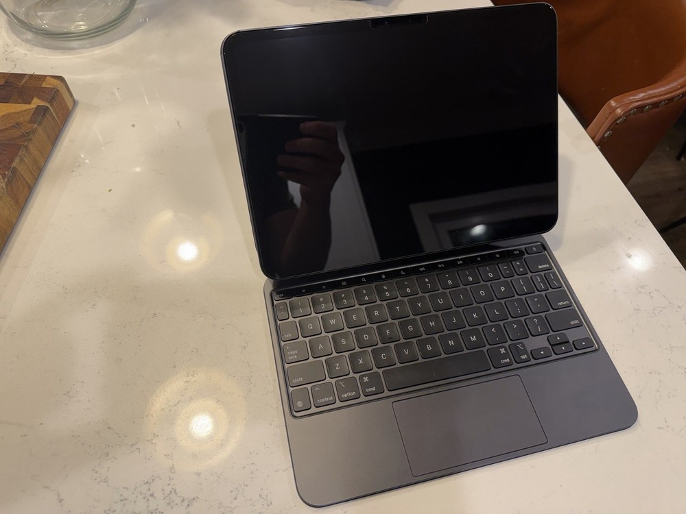 iPad Pro 11 Inch 256GB With Apple Magic Keyboard