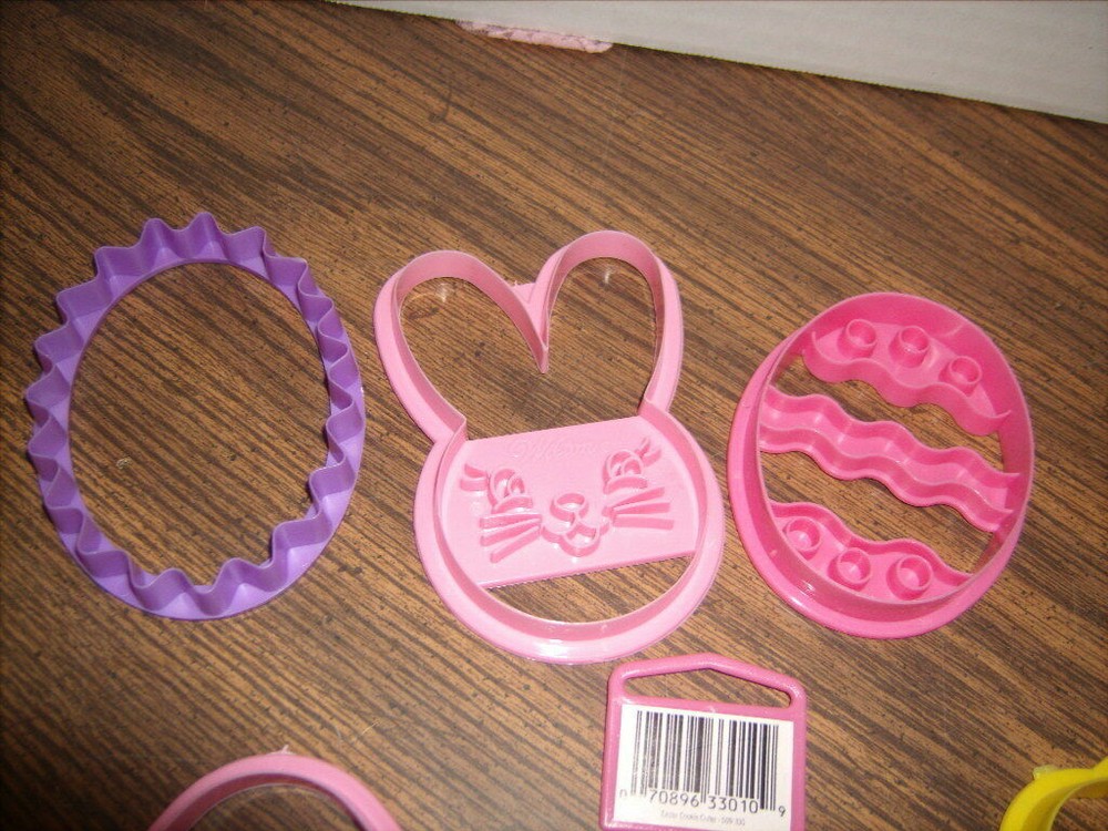 11 Wilton Easter Cookie Cutters NEVER USED - BUNNY EGGG CHICK LAMB & MORE