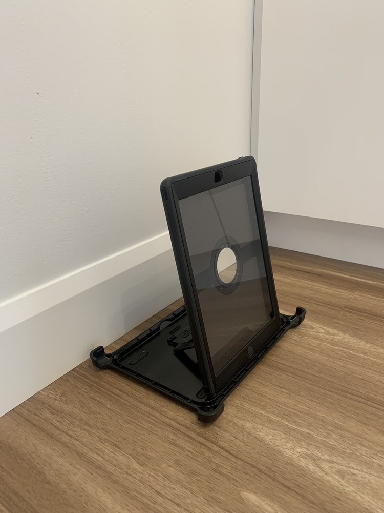 iPad 5th Otterbox ( 12 Cases Available )