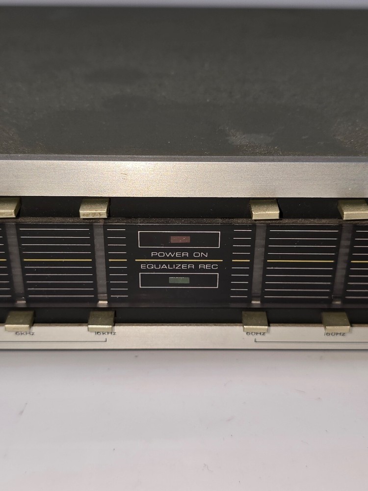 KENWOOD GRAPHIC EQUALIZER, MODEL GE-90, POWERS ON