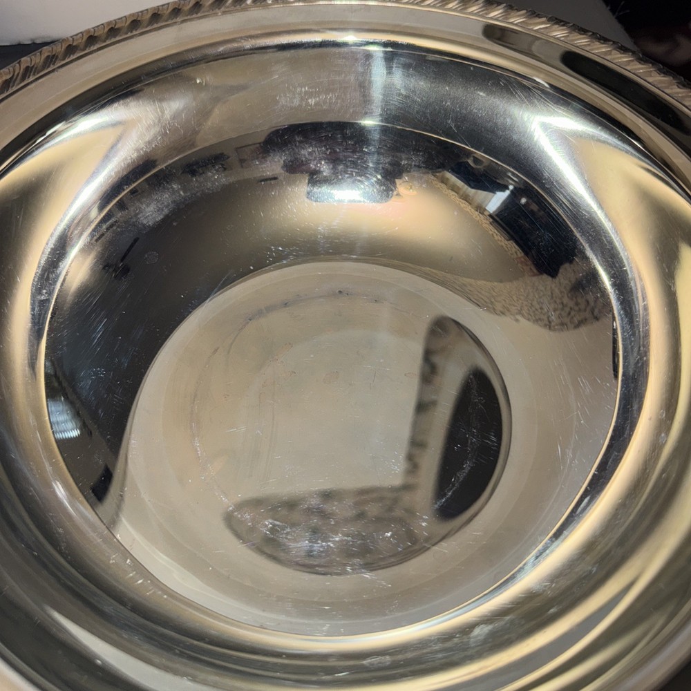 WM ROGERS 862 Silverplate Round Serving Bowl With Lid & PYREX Insert pre owned