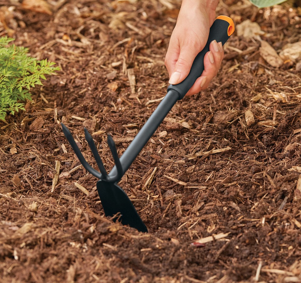 Fiskars Cultivator Hoe with Hanging Hole