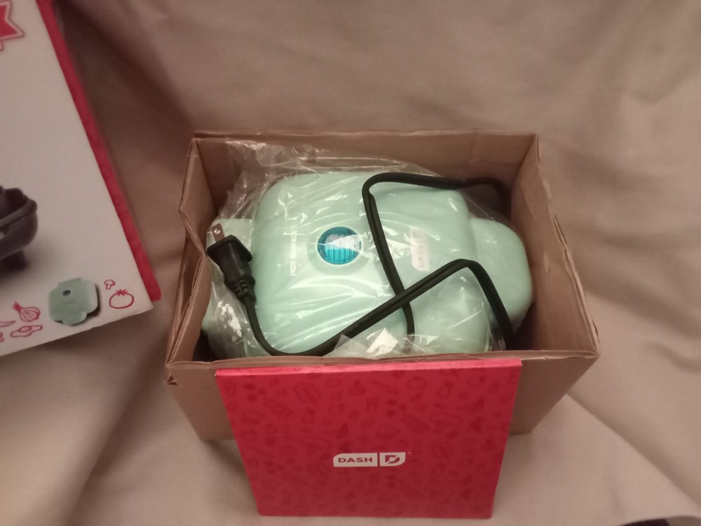Dash Egg Bite Maker 4 Egg Bites with Recipe Guide - Aqua - Gently Used