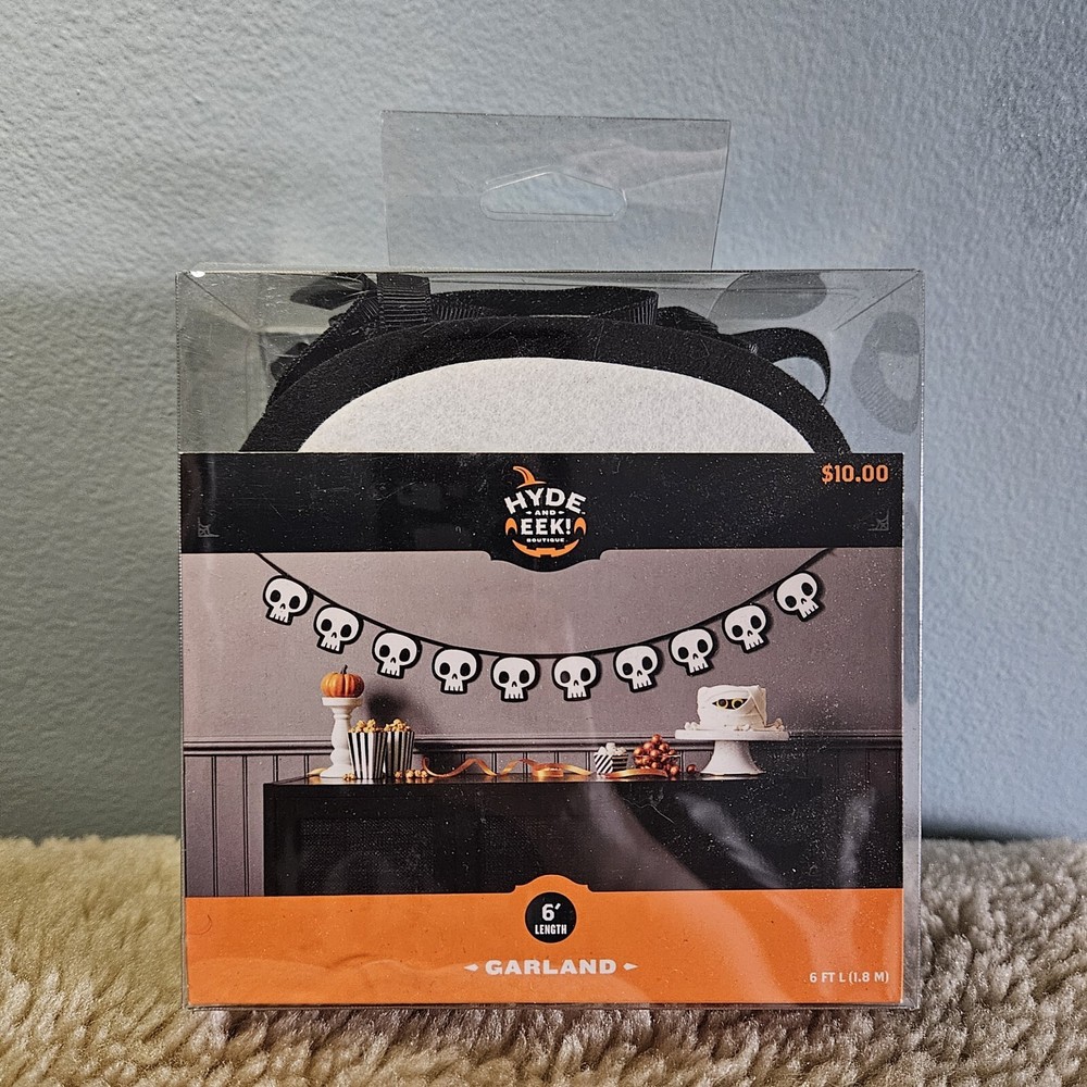 Hide and Eek Skull Garland - NIB