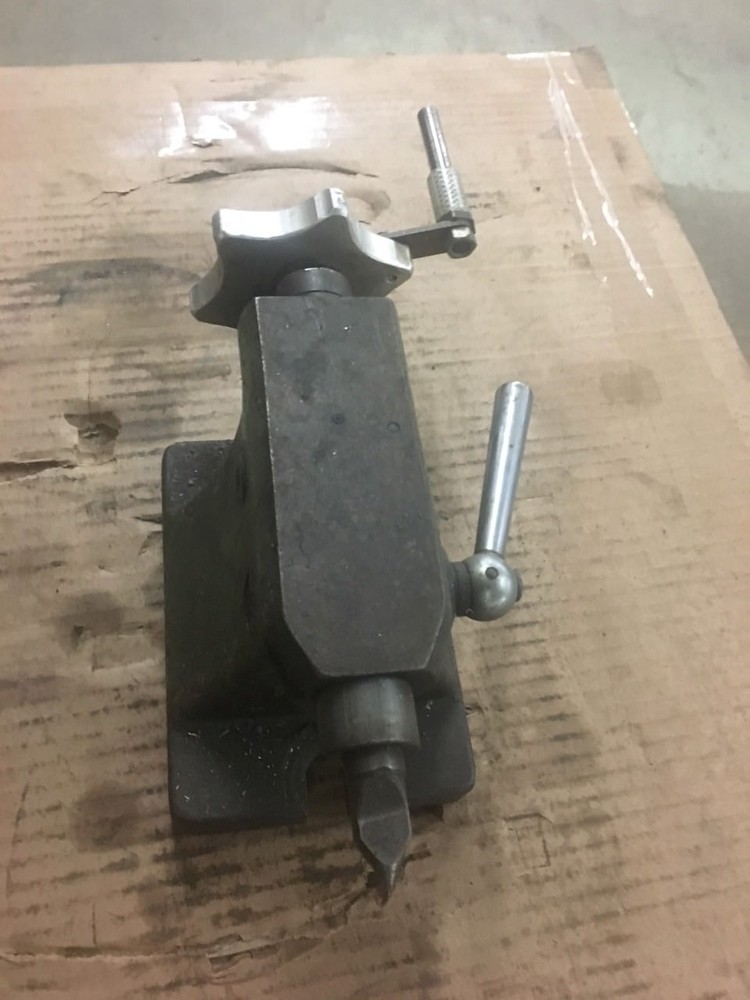 Adjustable dividing head tailstock
