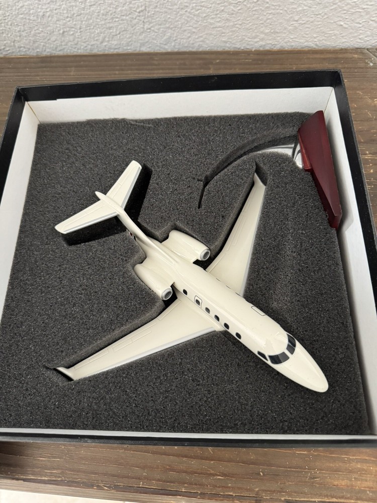 BUSINESS NETJETS  EXECUTIVE DESK MODEL