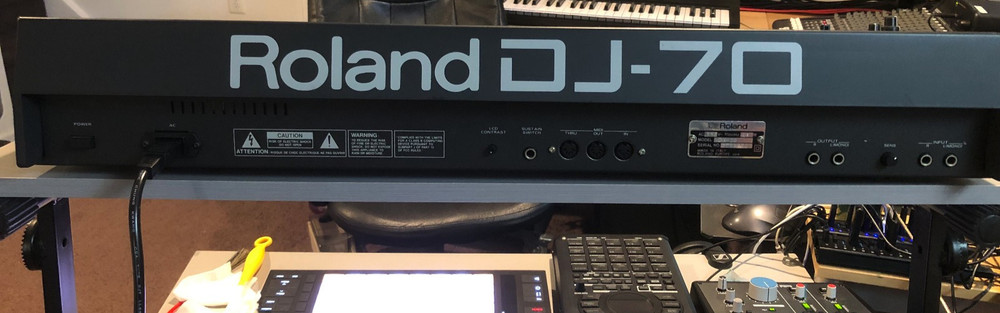 ROLAND DJ-70 SAMPLING WORKSTATION