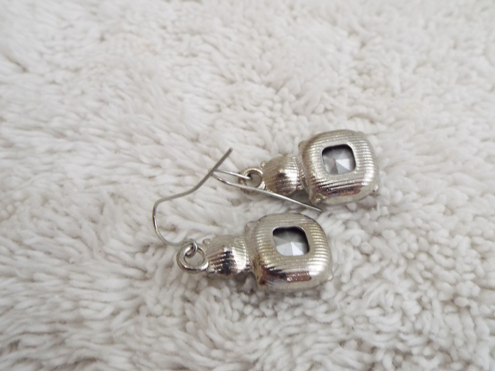 Silvertone Blue Glass Pierced Earrings (C60)