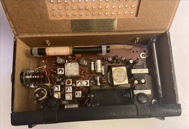 Vintage RARE GOLDEN SHIELD MODEL 7230 Sylvania