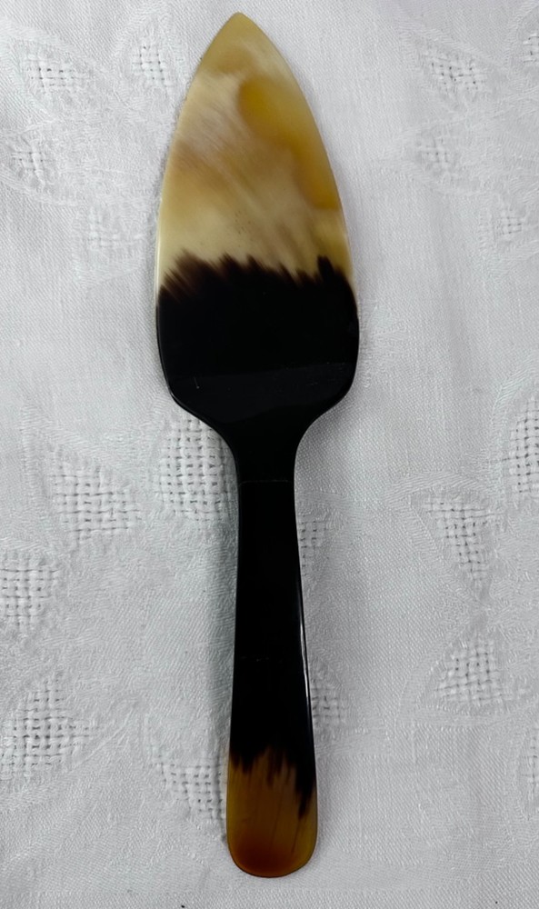 11" Artisan Horn Cake or Pie Server