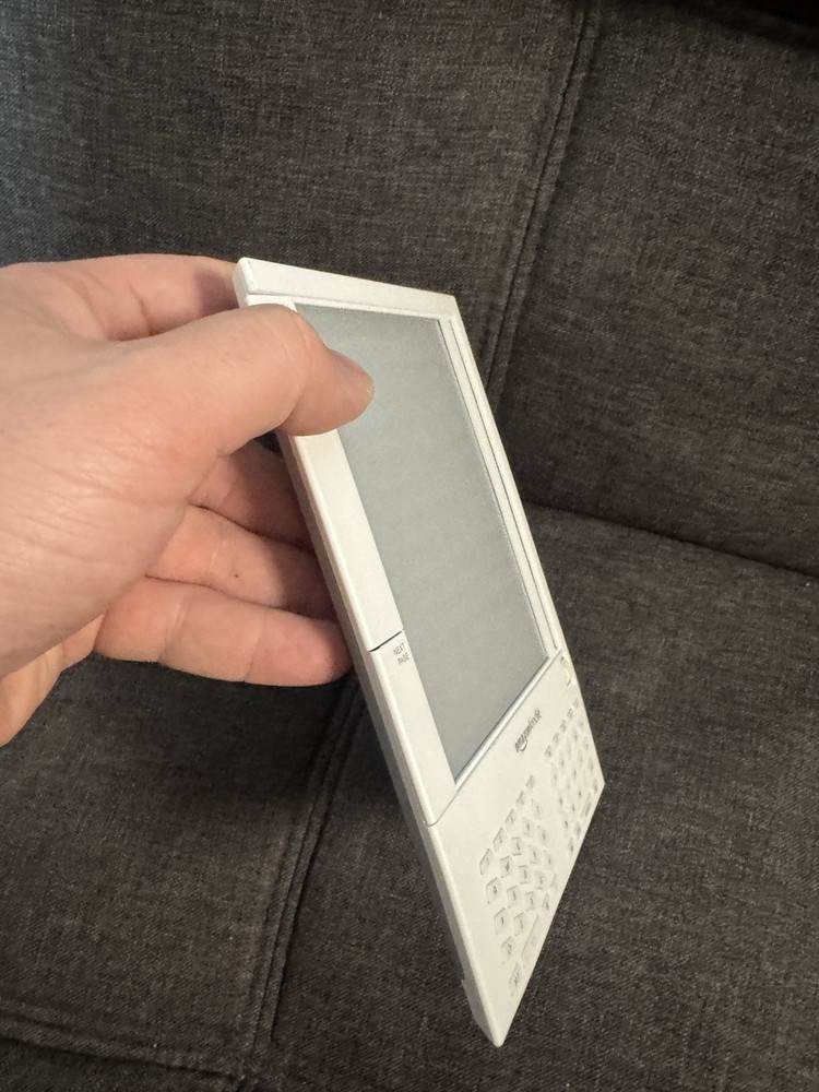 Amazon Kindle 1st Generation D00111 - READ