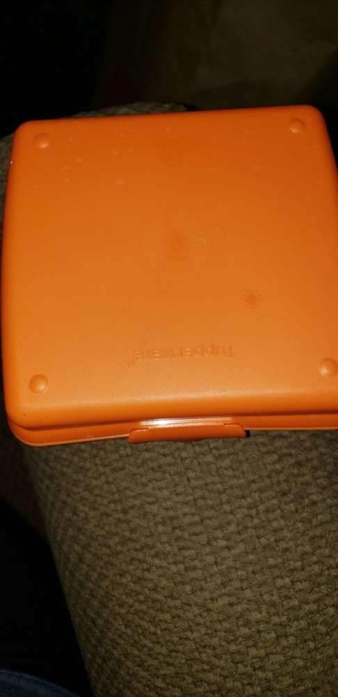 Tupperware Sandwhich Keeper Orange Clam Shell One Piece #3752A-4