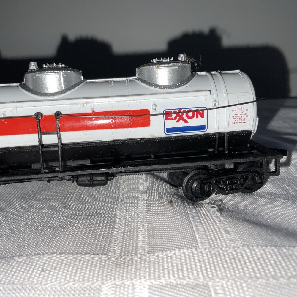 Bachmann HO Scale Exxon 3 Dome Tank Car # 1121
