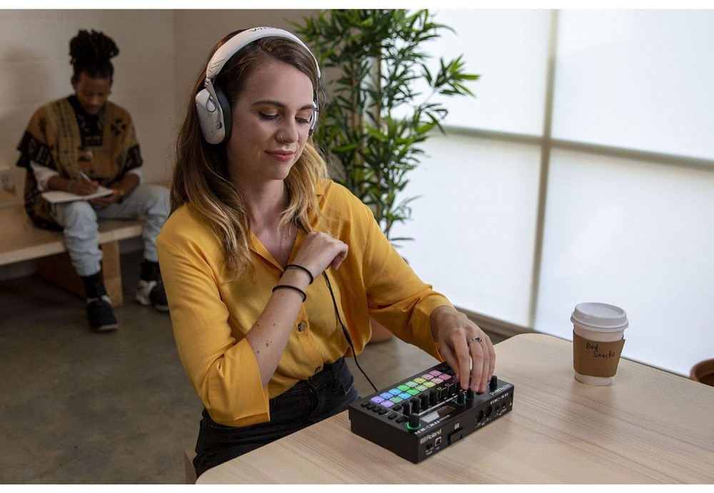 Roland MC-101 Groovebox