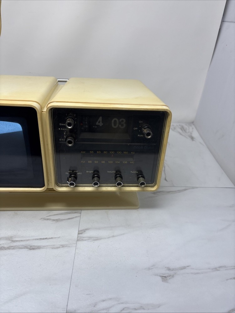 Rare 1974 RCA AT 059Y “ELVIS ” "LUNAR 1" AM/FM/Television/Clock- Tested
