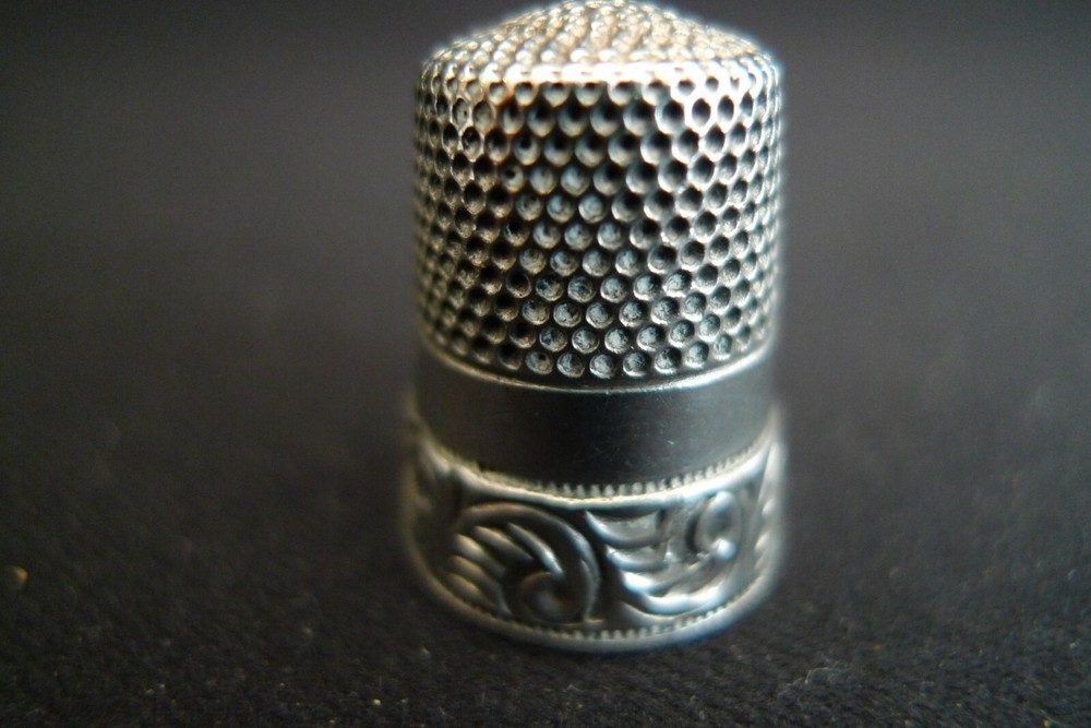 VINTAGE STERLING SILVER SEWING THIMBLE SCROLL DESIGN EDGING SIZE 10