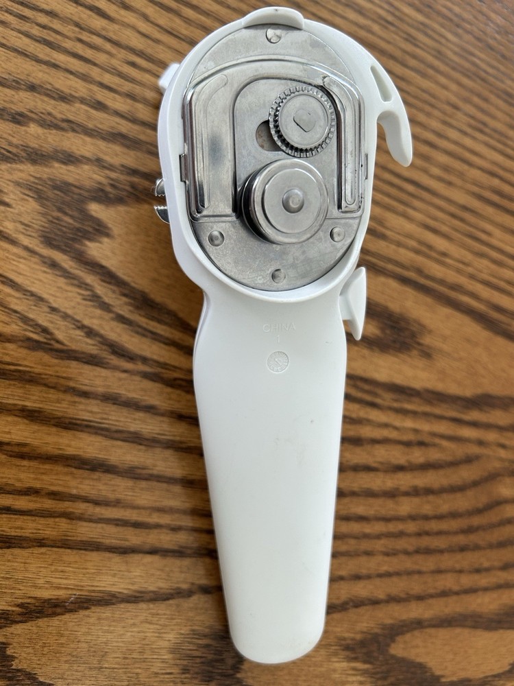 Pampered Chef Smooth Edge Manual Can Opener – White EUC