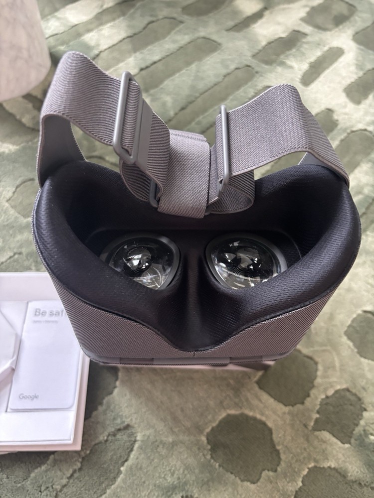 Google Daydream View VR Headset With Remote, Charcoal, Great Condition