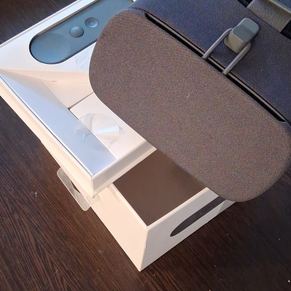 Google Daydream View Gray Smartphone VR Headset with Controller Fabric