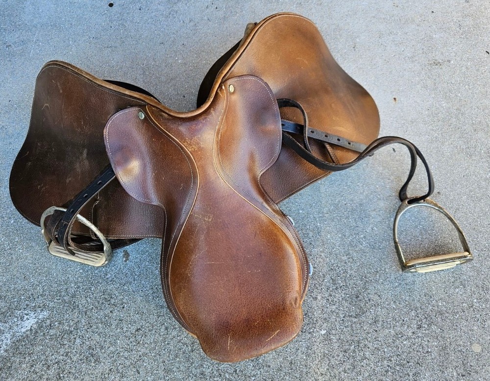 Beval Jumping Saddle Size 17 Long Made in England Devon 2000 Used