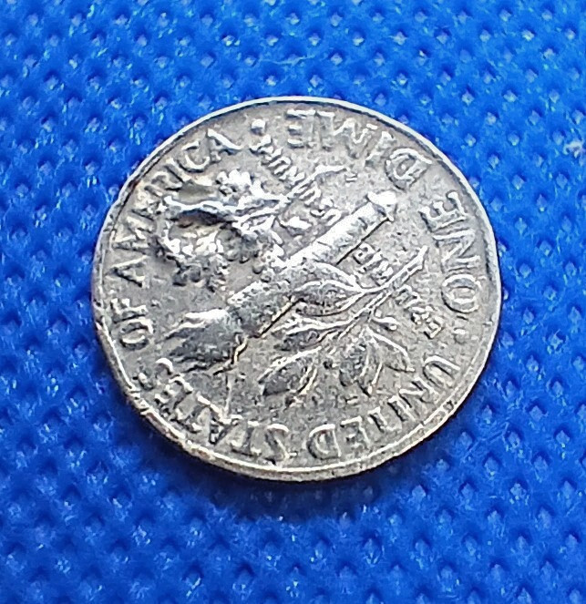 1 - 1986P Roosevelt Dime. Features various errors front and back.