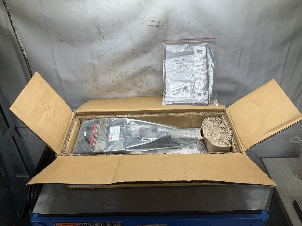 Dayton 38MN11 6" Milling Machine Vise CNC Opens 8"