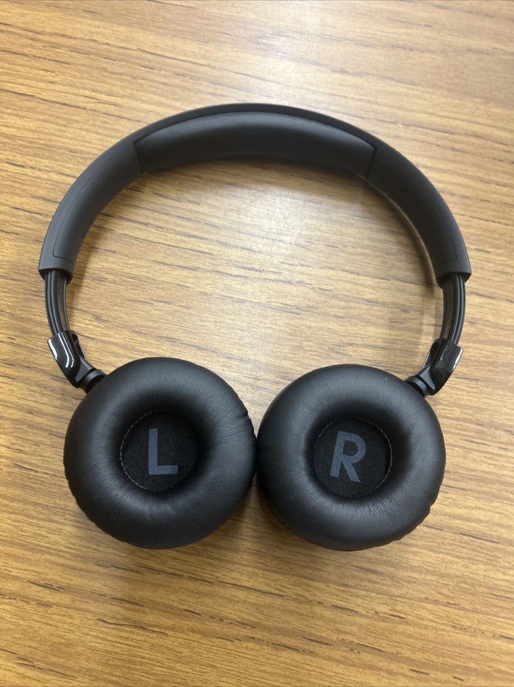 It’s a Bluetooth Wireless Headphone, With A Built Microphone Volume And Pause.