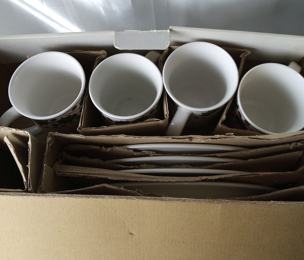 ONEIDA PERFECT SETTINGS HOLLY N BERRIES DINNER SET FOR 4-open box