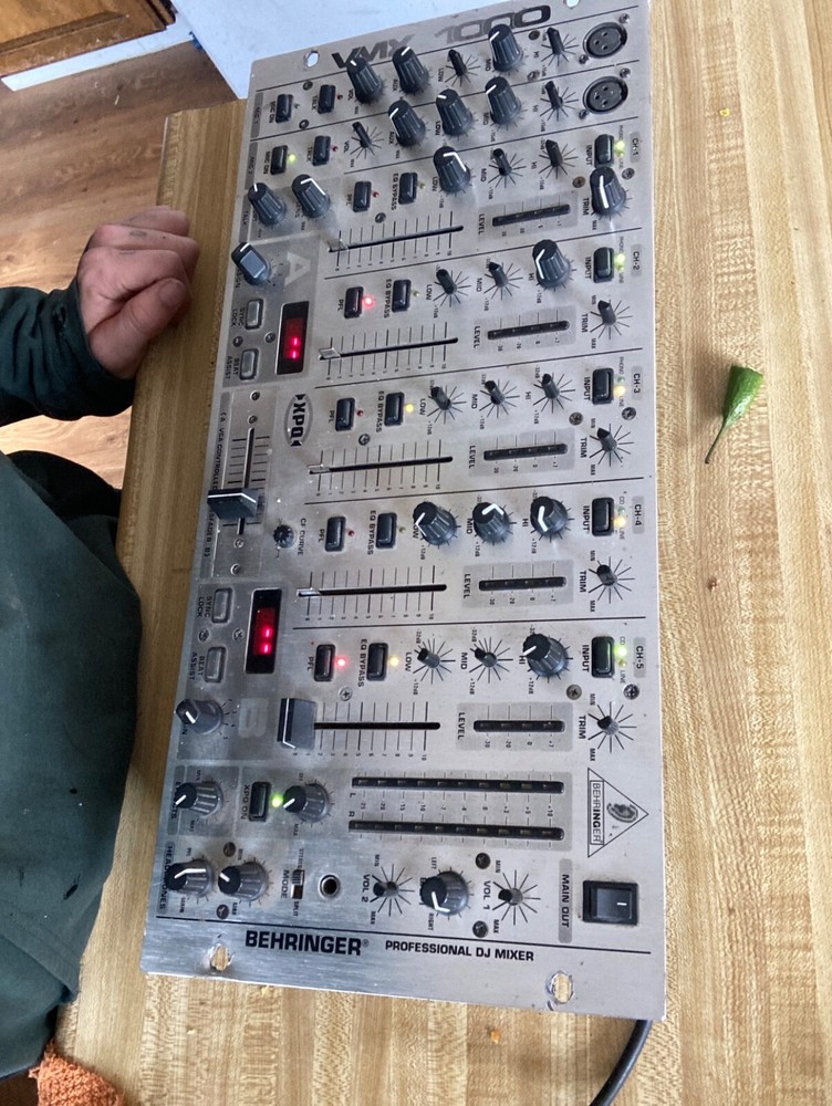 Behring we professional dj mixer vmx 1000