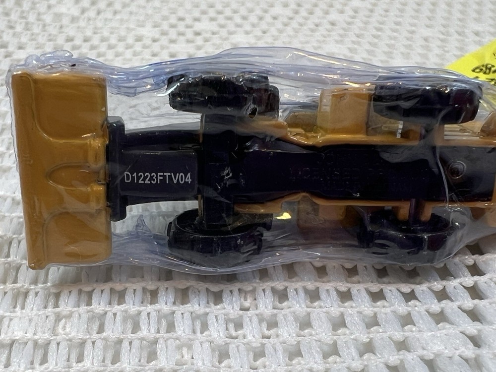 Ertl John Deere Micro Wheel Loader Diecast Micro-Constructor Model Key Chain