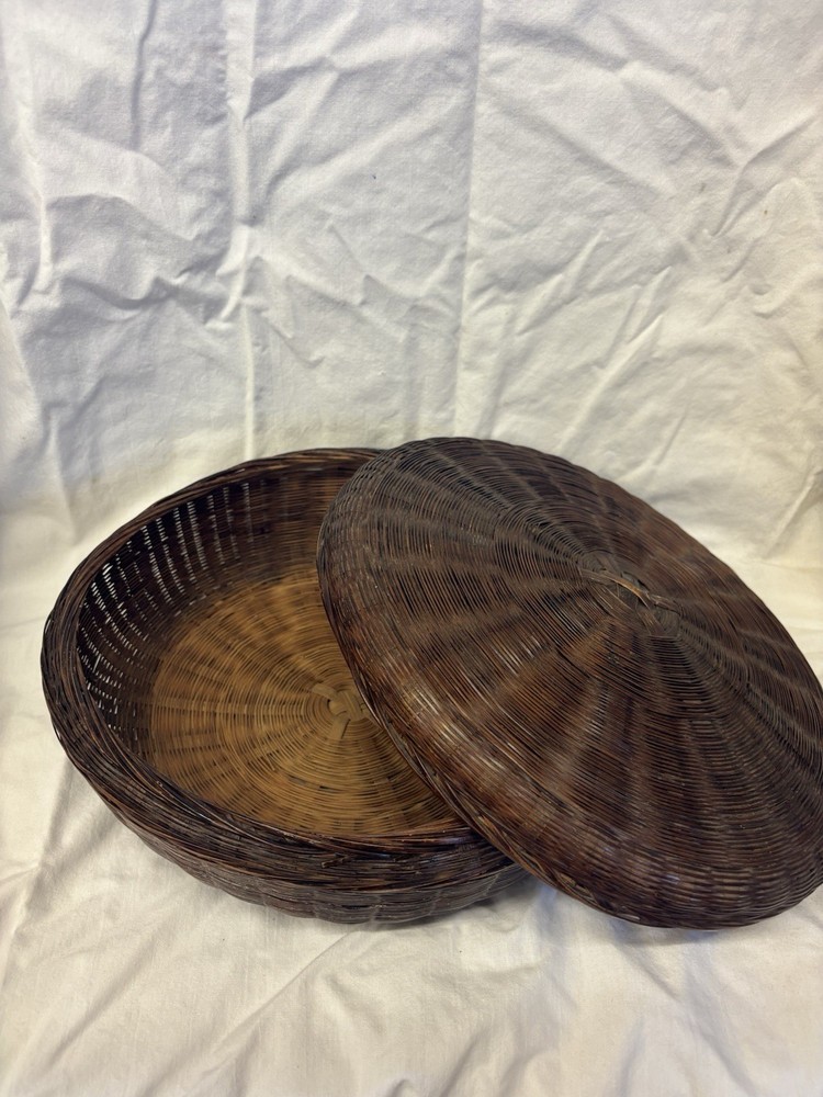 BEAUTIFUL Vintage Round Sewing Basket