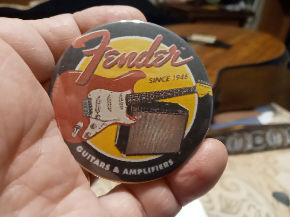 FENDER GUITAR/AMP PINBACK BUTTON