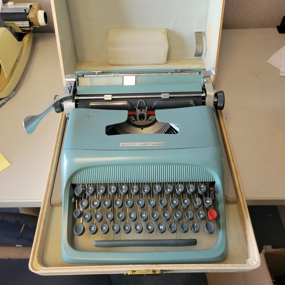 Olivetti Studio 44 SCRIPT Manual Portable Typewriter w/ Original Case - NICE !