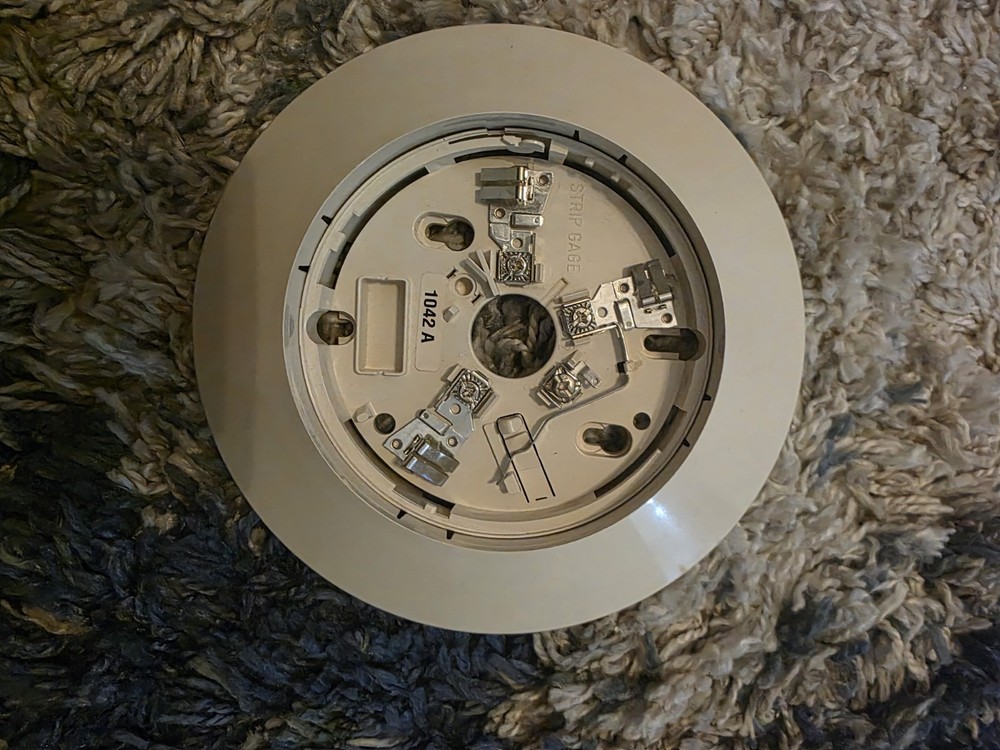 New in box System Sensor B401B Fire Detector Base Fire Alarm