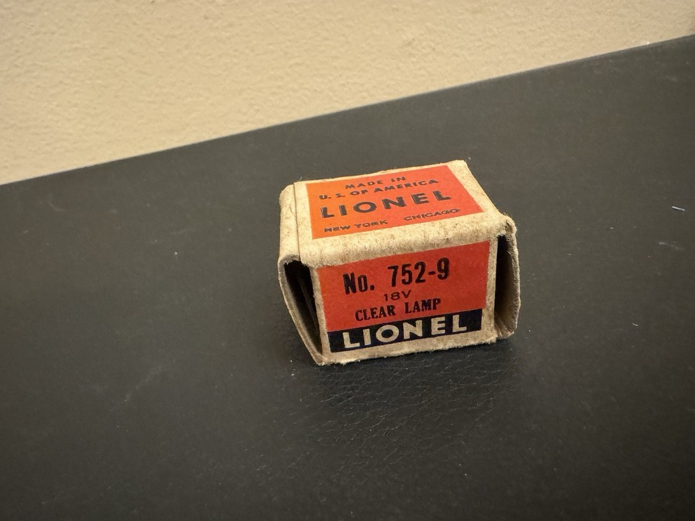 Lionel Small Boxed Lamp, no. 752-9