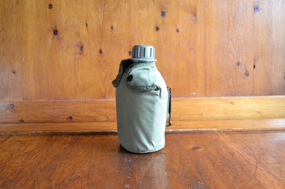 Army Canteen with Canvas Carrying Case Pristine