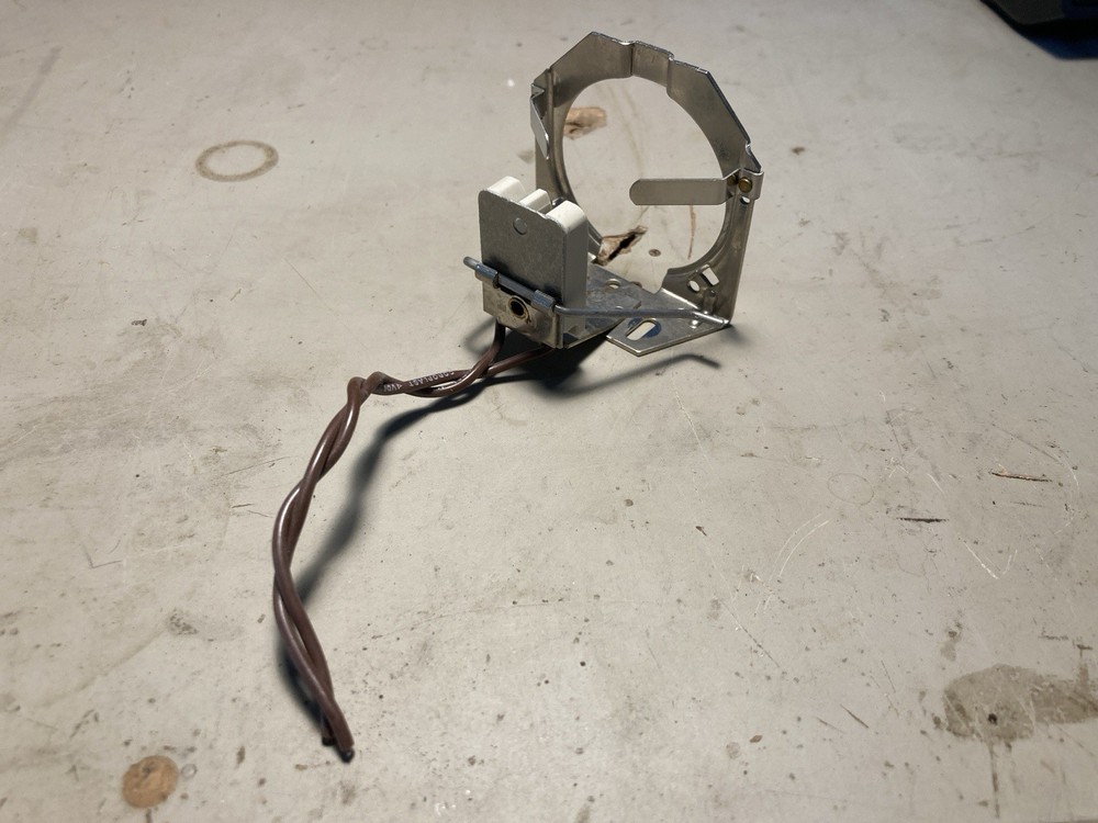 B&W Model 863 Ceramic Halogen Lamp Holder With Clip