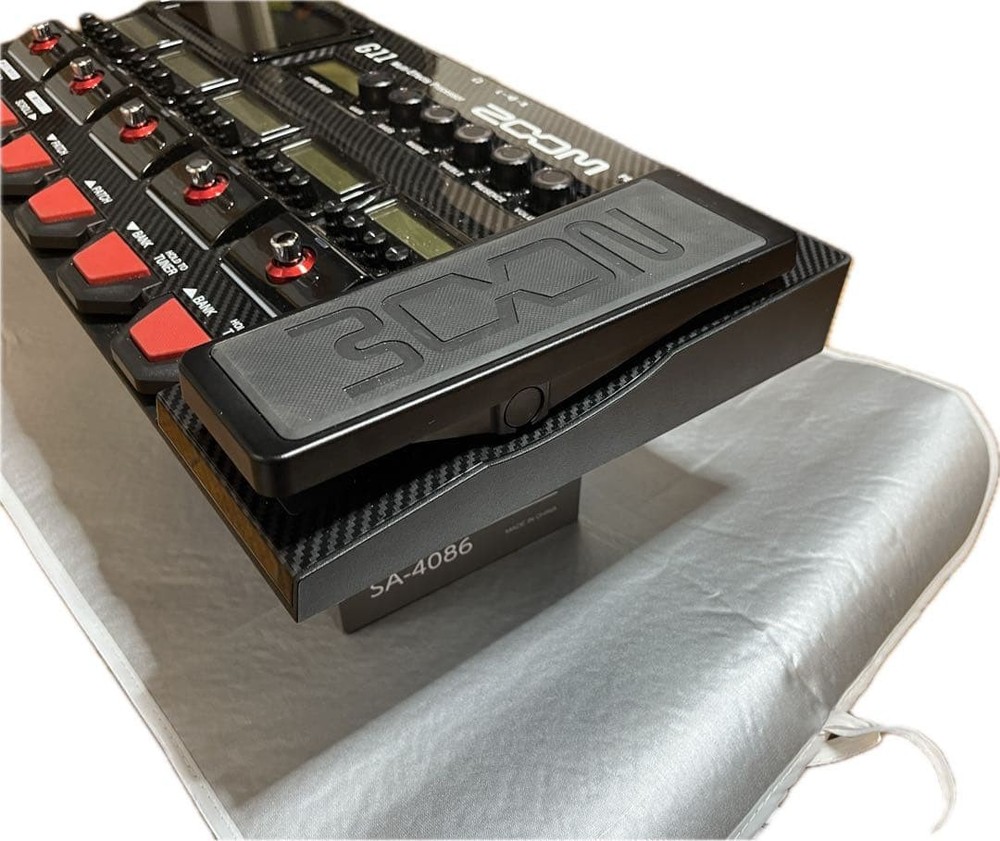 ZOOM G11 Multi-Effects Processor with AC Adapter Operation Confirmed