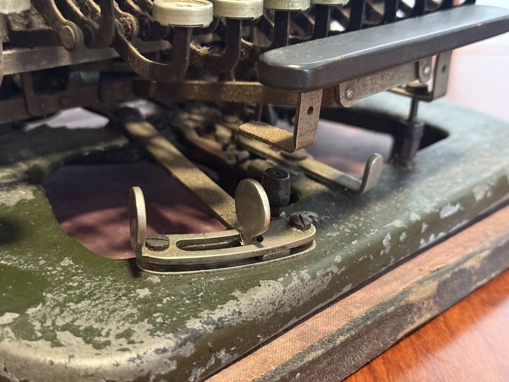 Rare ANTIQUE Imperial Model D Typewriter