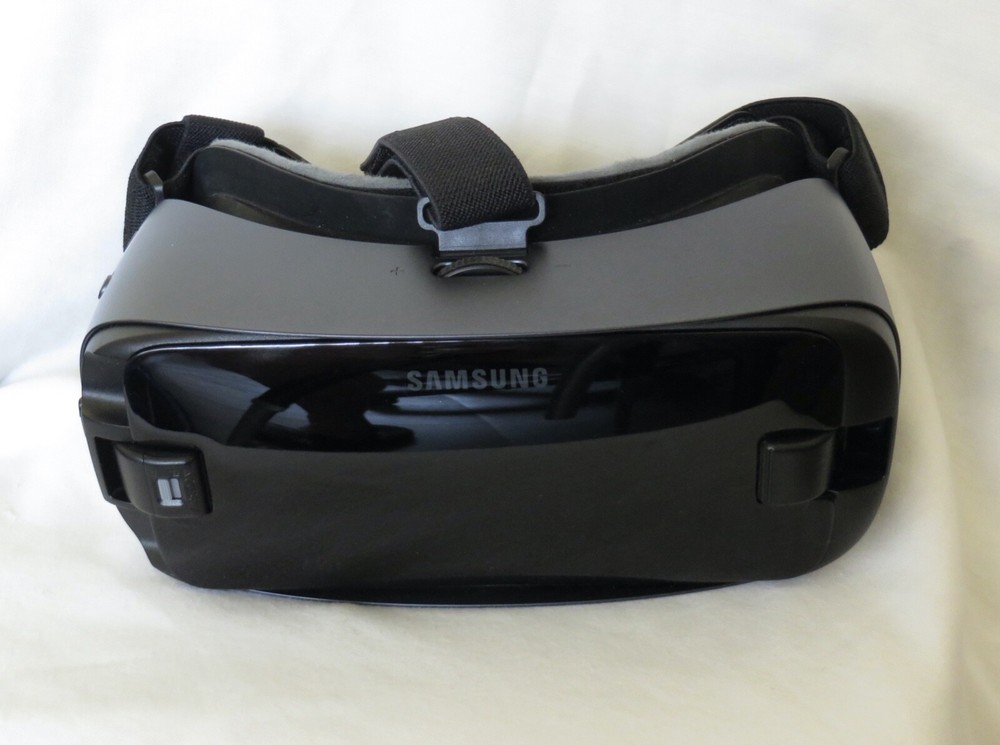 Samsung Gear VR Headset w/Controller. Model #SM-R324