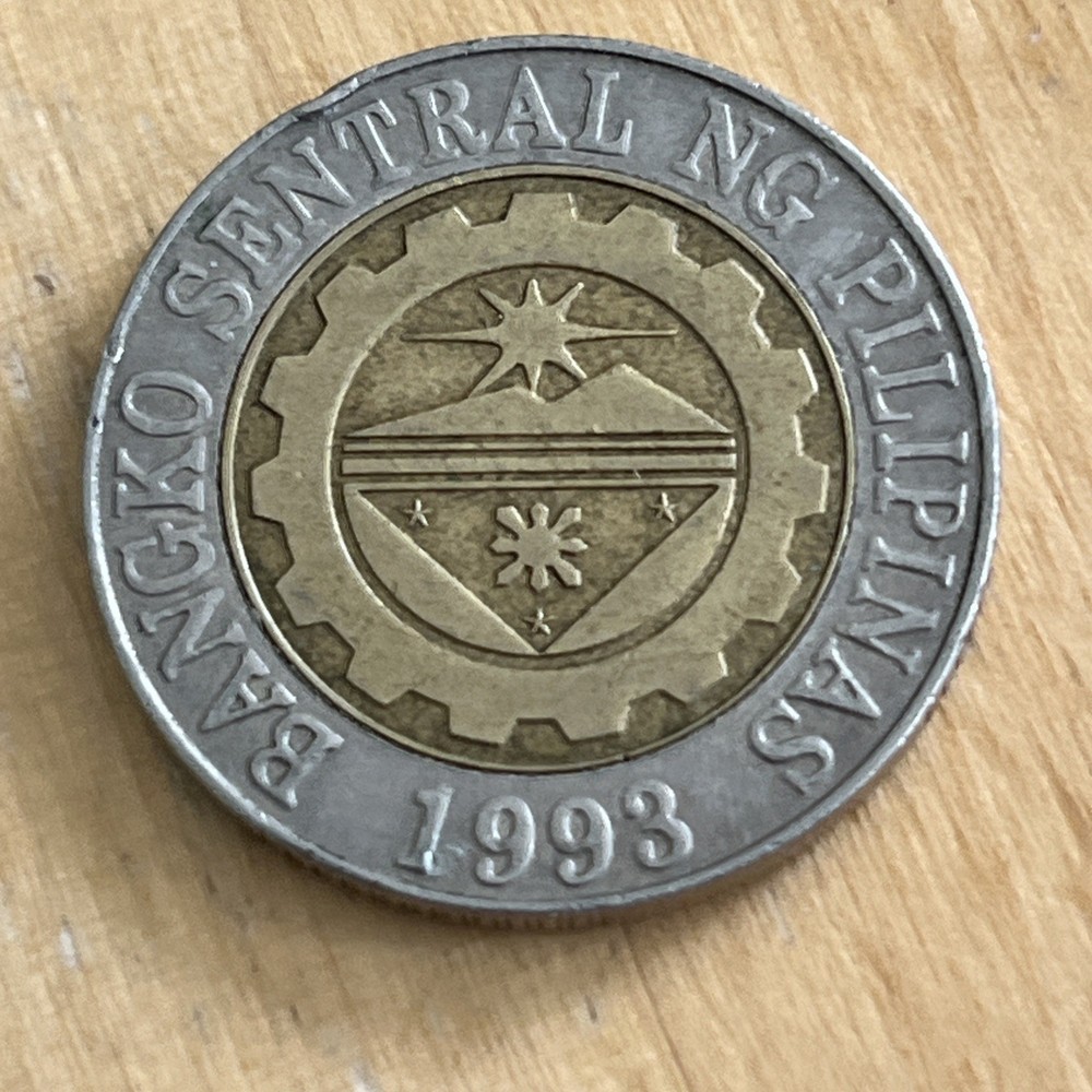 Philippines 10 Piso 2003 as pictured. Free postage