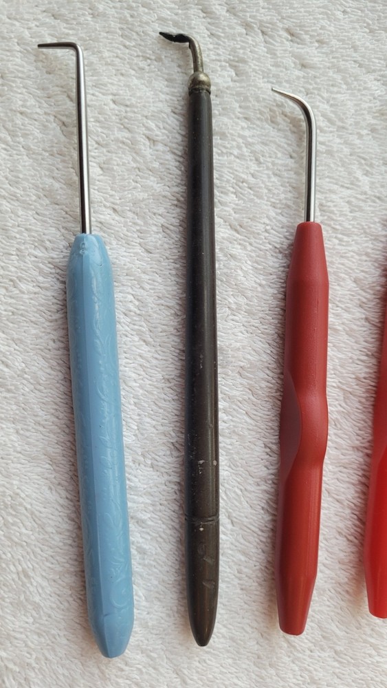 Preowned Set of 5 Latch Hooks