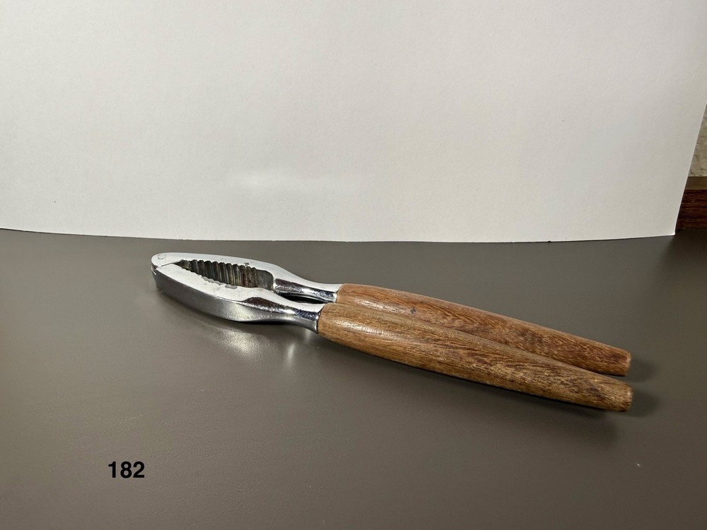 Nutcracker With Wood Handle 6.75”