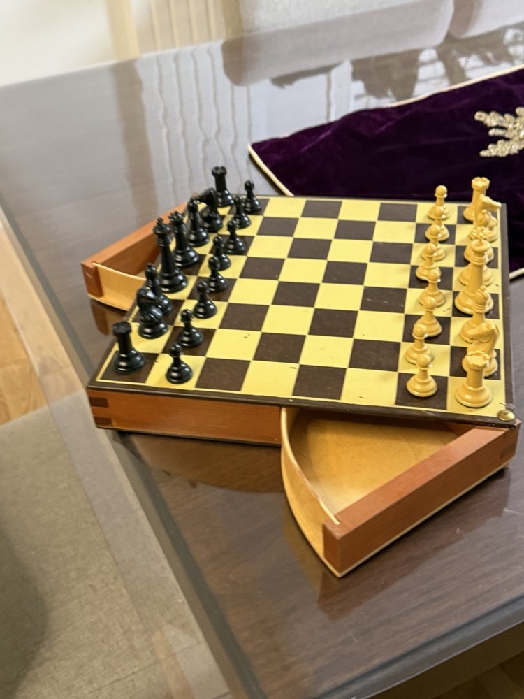 DRUEKE CHESS SET /W BOARD MODEL 133
